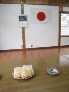 こんな感じで親族の待合室には「茶菓子」まで用意してくれる！