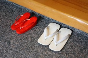 ご新婦様は、可愛らしい赤草履