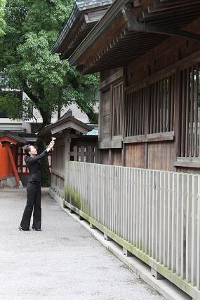 かなり必死に挙式を盗撮してます。犯人は・・中島でした。