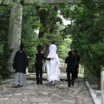 img_0061 境内での撮影に向かう新郎新婦様
