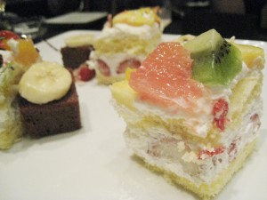 img_1549 ウェディングケーキ切り分け+ショコラクーヘンのバナナ乗せ