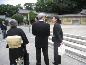 img_16022 写真撮影の合間、ご新婦様のおじいさまと雑談中 (右端のめがねが松岡です)