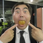 img_1651 平べったいまんじゅうを縦に入れて丸呑み?