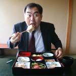 まずは一口でご飯をパクリ(#^.^#)