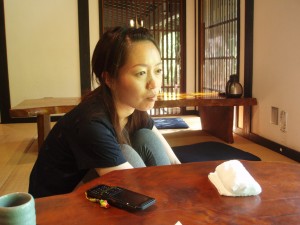 p8240072 得意の一点集中。何を見てるのやら・・・