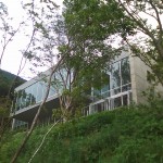 外観に圧倒されます。全面ガラス張りです。