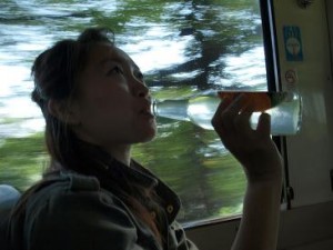 p9170882 バスに揺られて飲むのが難しかった