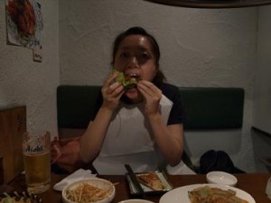 p9170930 アラヤダ。ビール片手に大口で食べてますね・・・