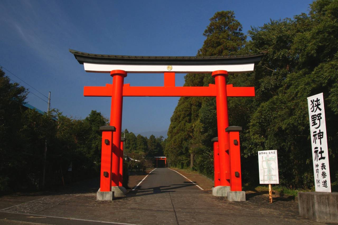 一の鳥居（背後には高千穂峰がそびえます）